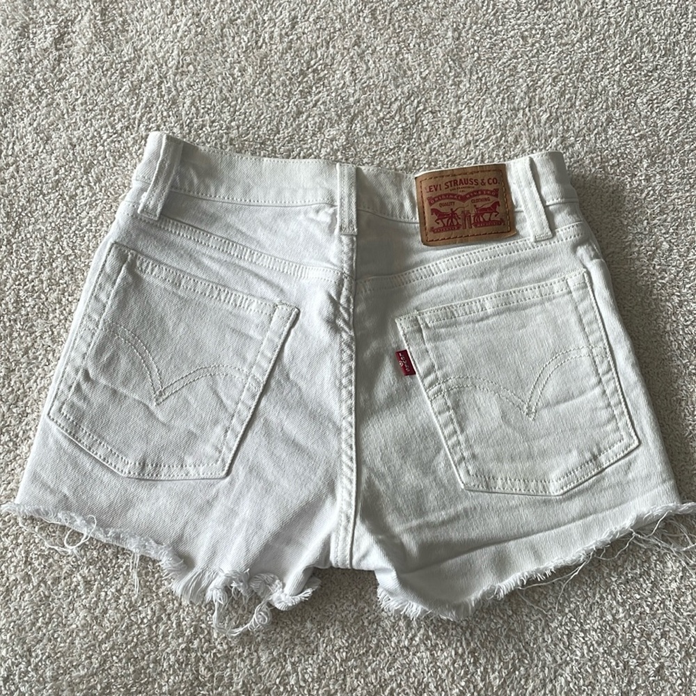 LEVI WHITE JEAN SHORTS 25